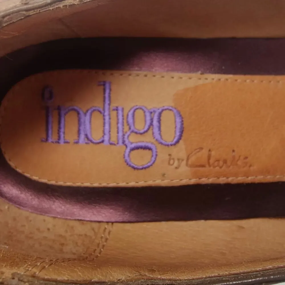 Tan leather pleated heels sz 8.5. Indigo by Clarks